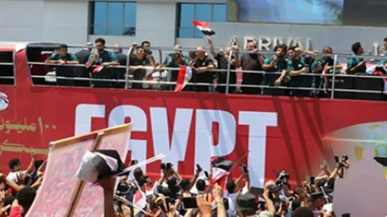 منتخب مصر يحظى باستقبال أسطوري في مطار العلمين بعد مشاركته التاريخية بكأس العالم